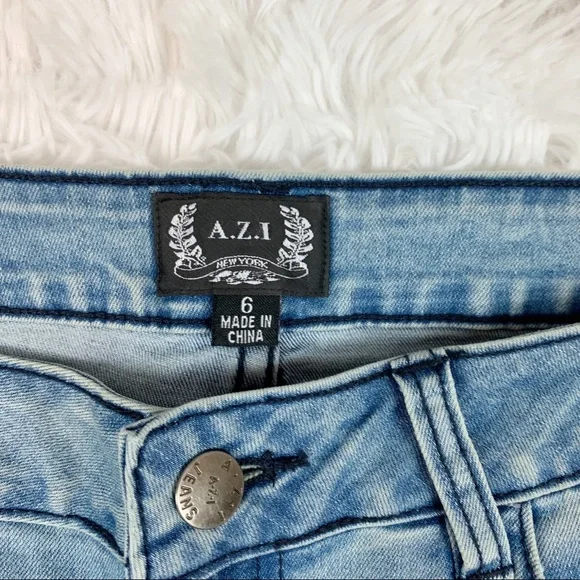 A.Z.I mid rise back floral embroidered blue jeans light wash - Picture 9 of 11